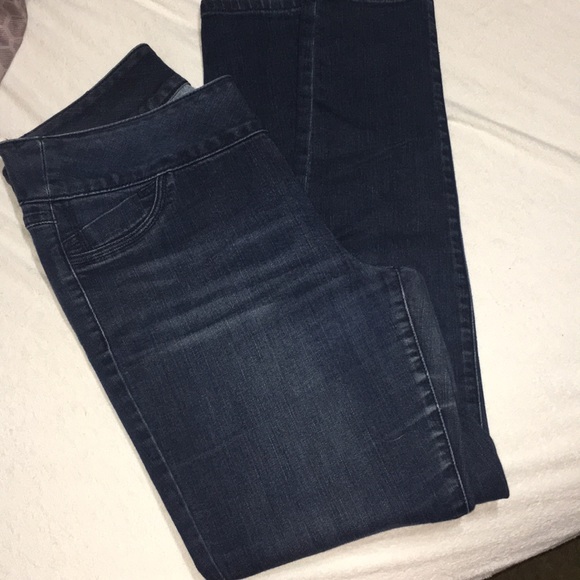 Dress Barn Pull-On Skinny Jeans. - Picture 1 of 3